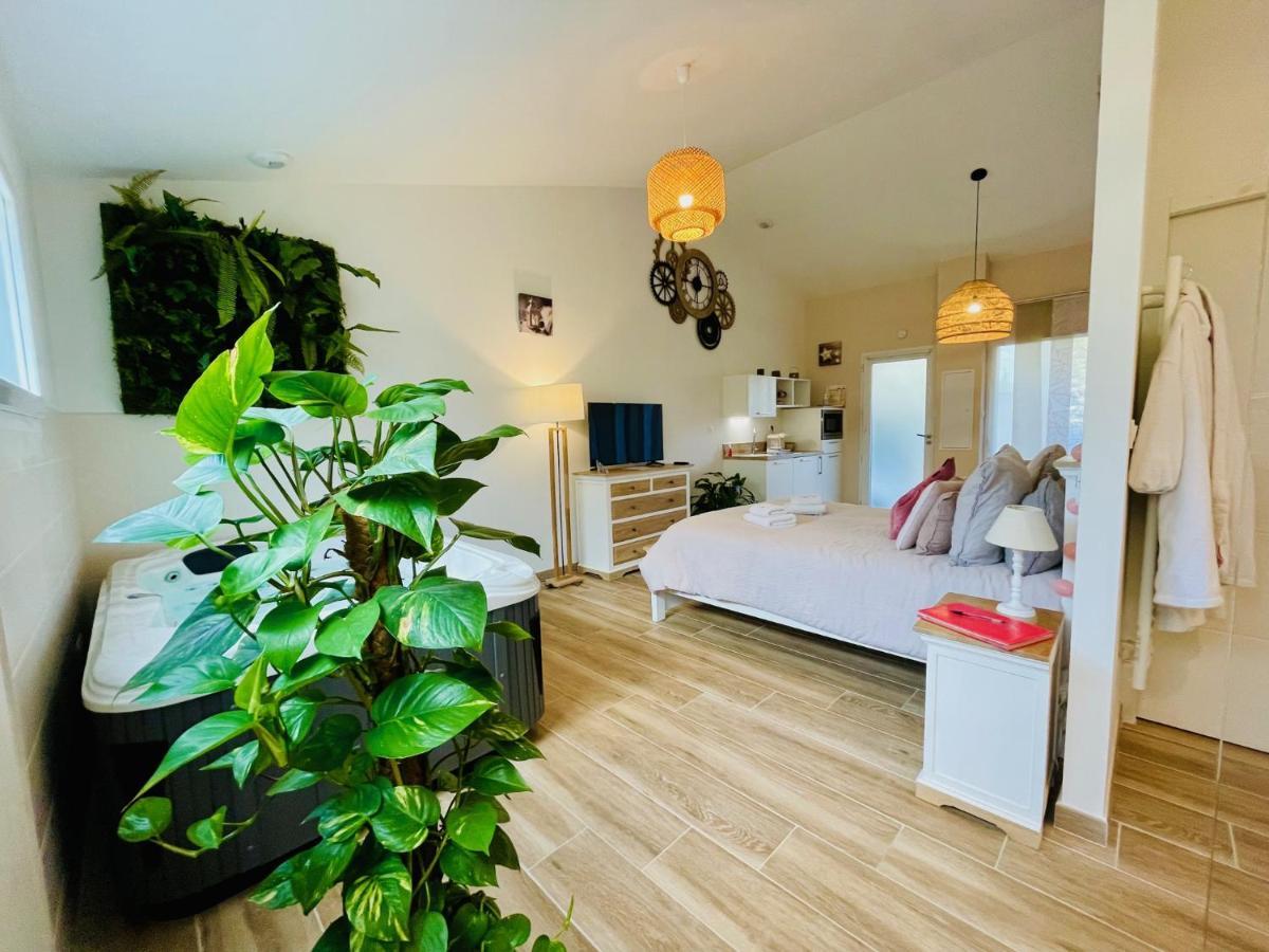 Les Jardins Du Castelas - Piscines, Jardins Et Spas Privatifs Uchaux ภายนอก รูปภาพ