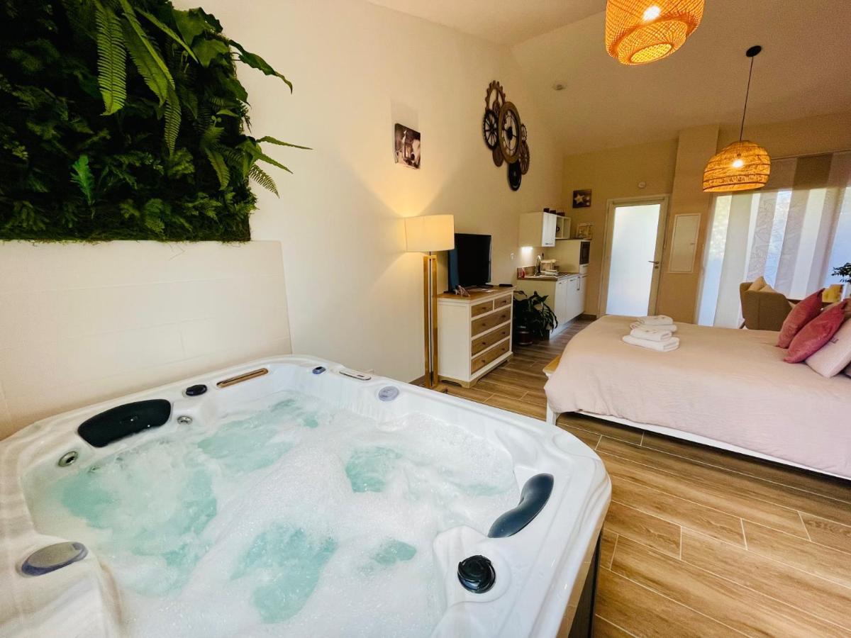 Les Jardins Du Castelas - Piscines, Jardins Et Spas Privatifs Uchaux ภายนอก รูปภาพ